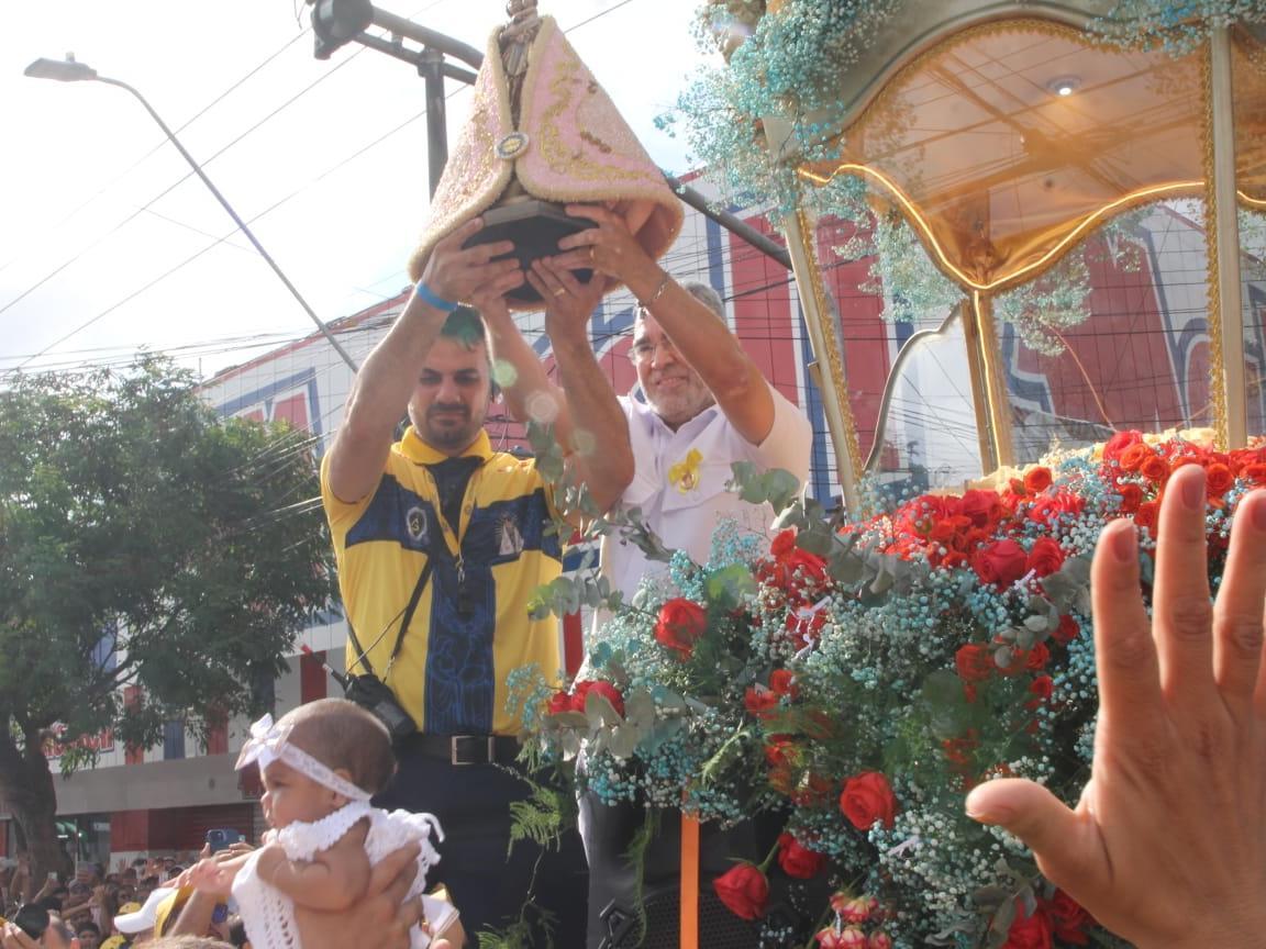 A imagem em destaque mostra a chegada da Imagem Peregrina ao Trapiche de Icoaraci.